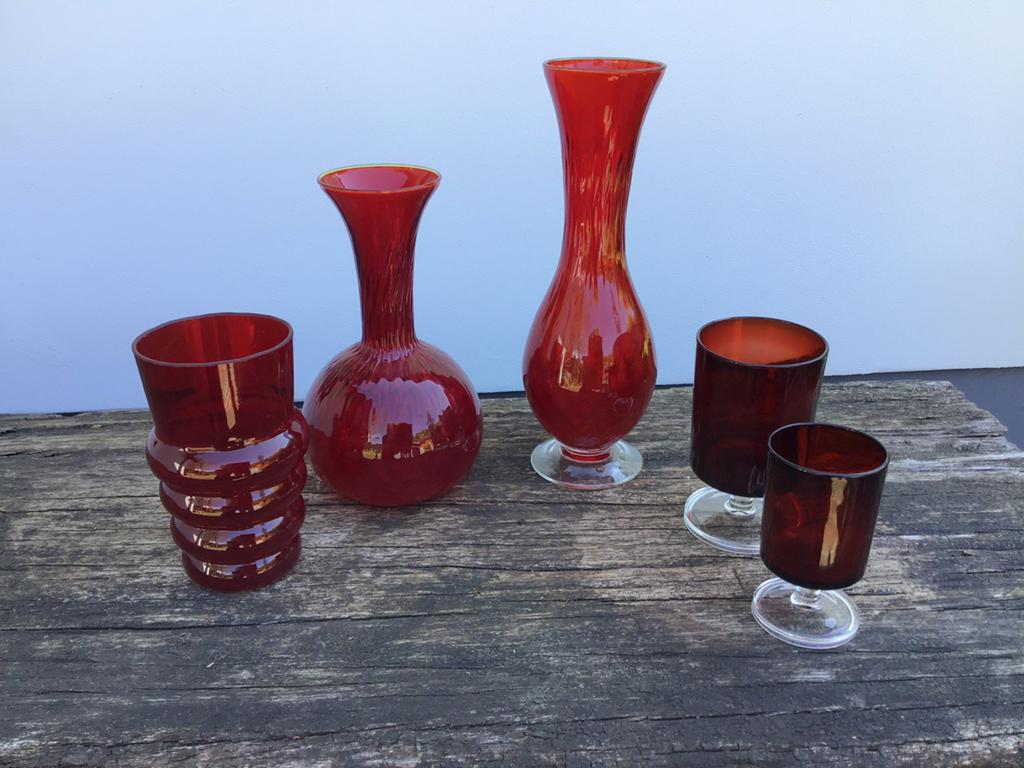 Oude rode glazen vazen + 2 rode Luminarc glazen op voet, Antiek en Kunst, Ophalen of Verzenden