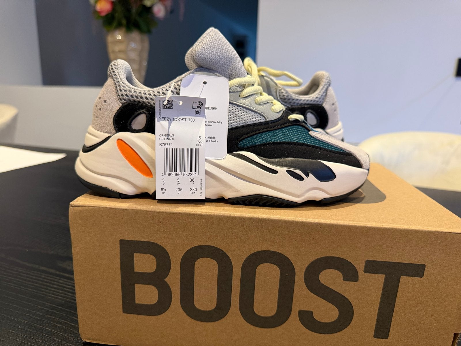 Adidas Yeezy Boost 700 Wave Runner - Maat 38, Ophalen of Verzenden, Nieuw, Overige kleuren, Sneakers of Gympen