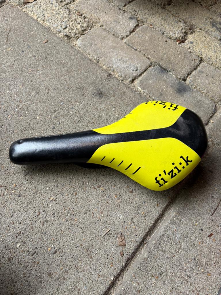 Nieuw Fizik Fiets Race Zadel - Zeer Licht Geel/Zwart, Ophalen of Verzenden, Nieuw, Racefiets, Zadel