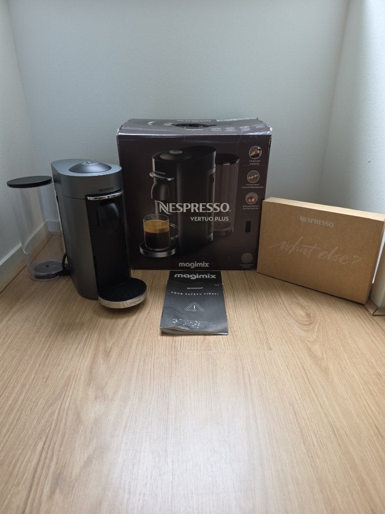 Nespresso Vertuo Plus Titan | Complete set | Originele doos, Gebruikt, Koffiemachine, Ophalen of Verzenden, 1 kopje