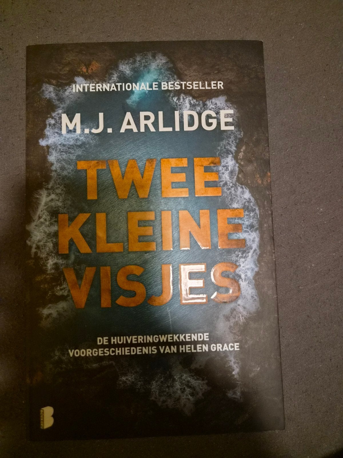 M.J. Arlidge - Twee kleine visjes, Boeken, Thrillers, Zo goed als nieuw, Ophalen of Verzenden