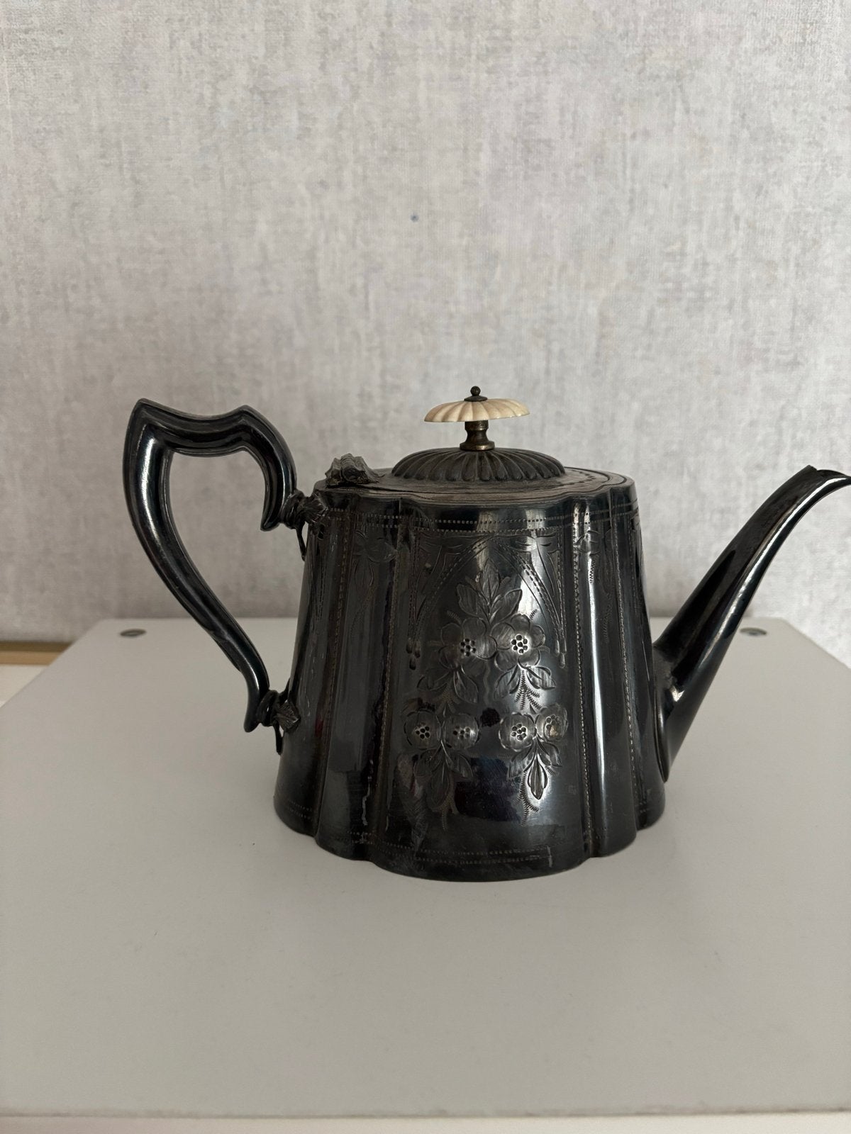 Antieke verzilverde koffie- of theepot met bloemgravures, Ophalen of Verzenden
