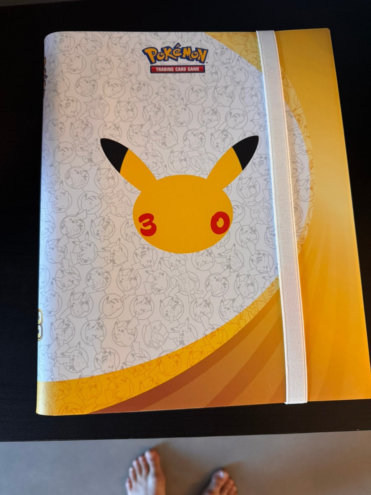 Pokemon 30th celebration binder met wat kaarten, Hobby en Vrije tijd, Ophalen, Zo goed als nieuw