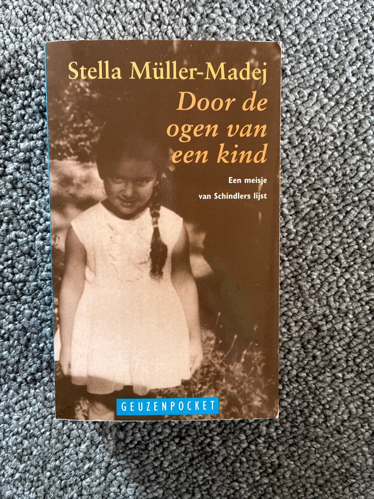 Door de ogen van een kind - Stella Müller-Madėj, Ophalen of Verzenden, 20e eeuw of later, Gelezen