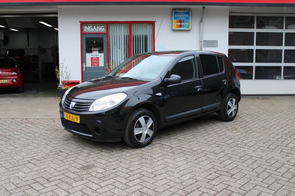 Dacia Sandero 1.2 16V 55KW AIRCO / NIEUWE RIEM, Elektrische ramen, Gebruikt, 31 €/maand, Zwart