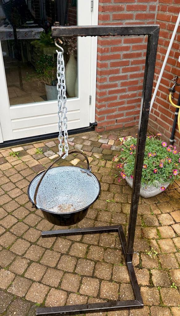 Bogrács complete buiten kookset met hangketel en vuurkorf, Ophalen, Zo goed als nieuw