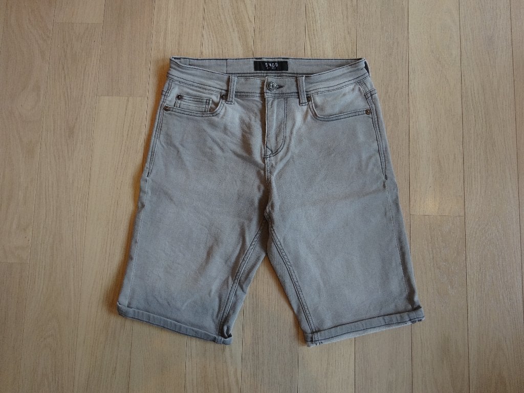 Grijze korte broek mt XS, Ophalen of Verzenden, Zo goed als nieuw, Maat 46 (S) of kleiner, Grijs