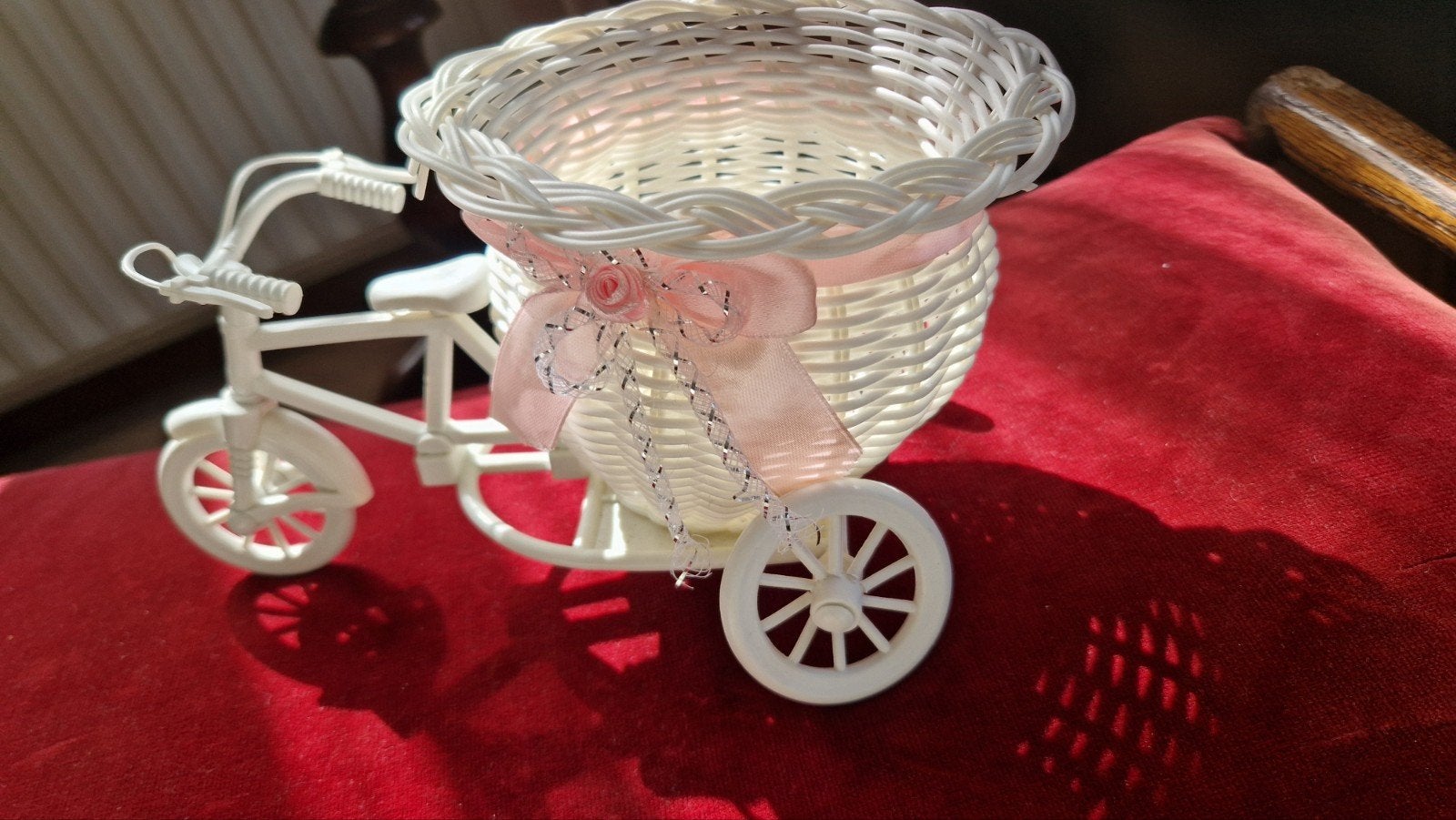 Decoratieve fiets met mandje - Scheef achterwieltje, Vintage, Gebruikt, Onbekend, Kunststof