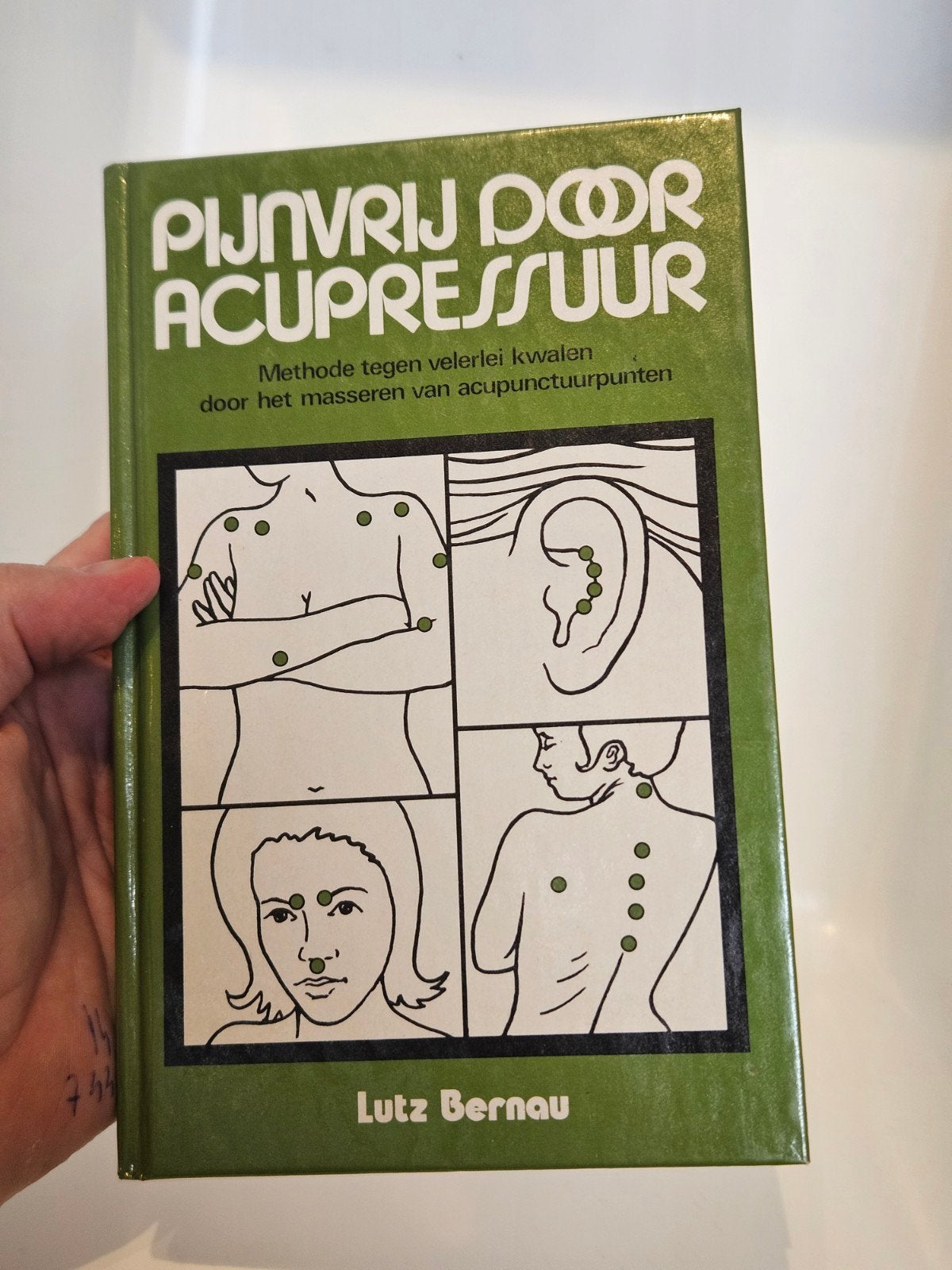 Pijnvrij door Acupressuur drukpunt massage boek Lutz Bernau, Verzenden, Gelezen, Lutz Bernau