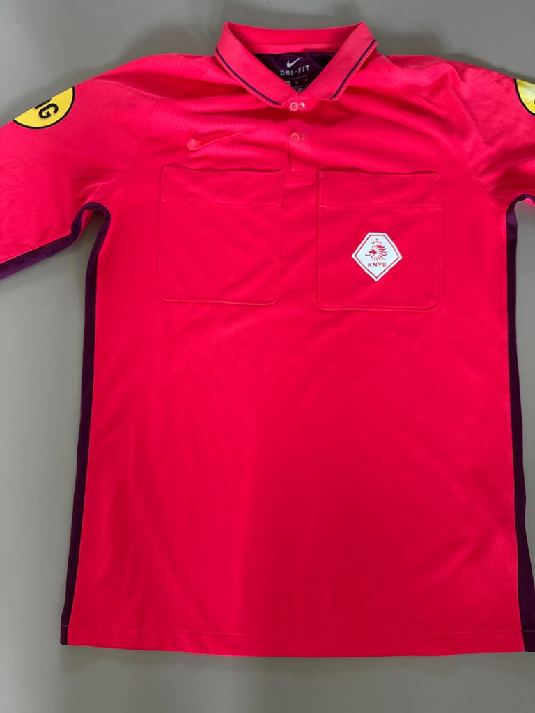 KNVB Scheidsrechtersshirt Rood maat M, Maat M, Ophalen of Verzenden, Zo goed als nieuw, Shirt