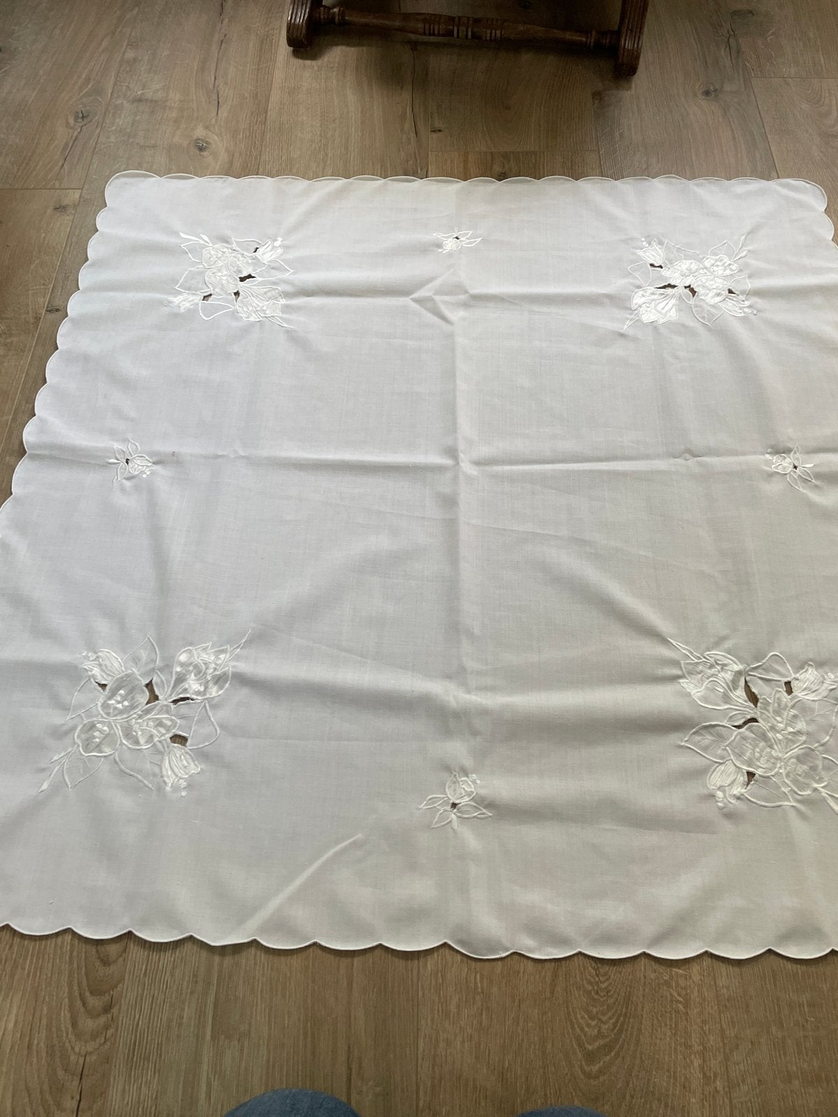 Wit Tafelkleed met Geborduurde Bloemen, Ophalen of Verzenden, Zo goed als nieuw, Vierkant, Binnen