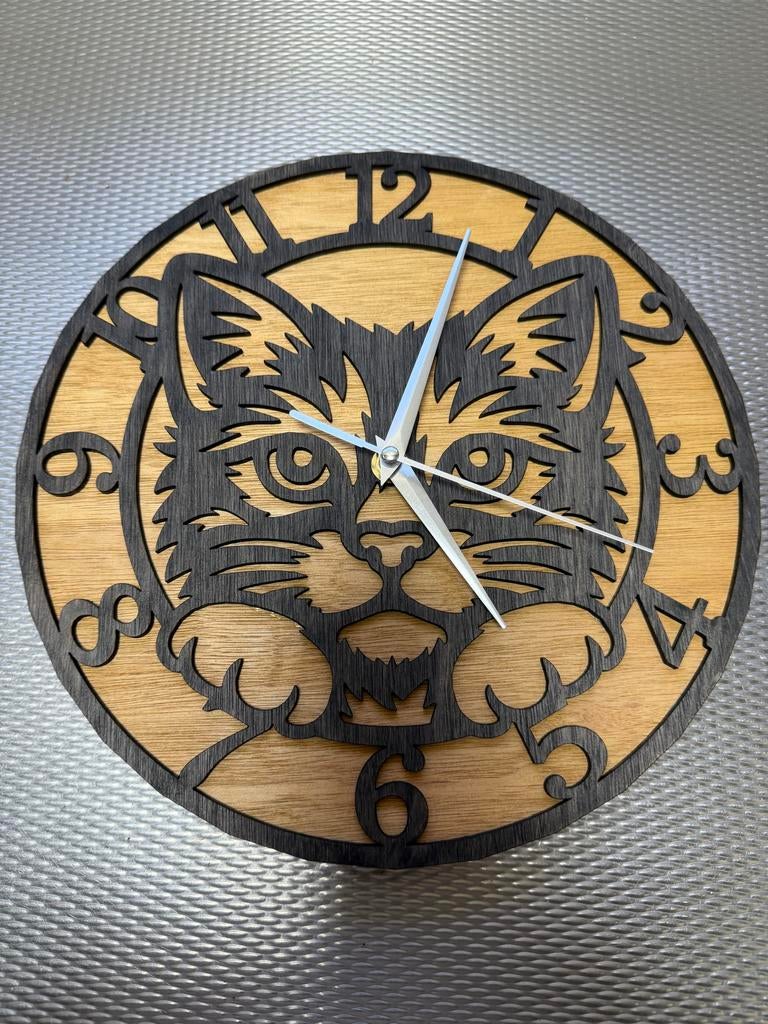 Houten wandklok met poes - Stil uurwerk - Eigen atelier, Ophalen of Verzenden, Nieuw, Analoog, Wandklok