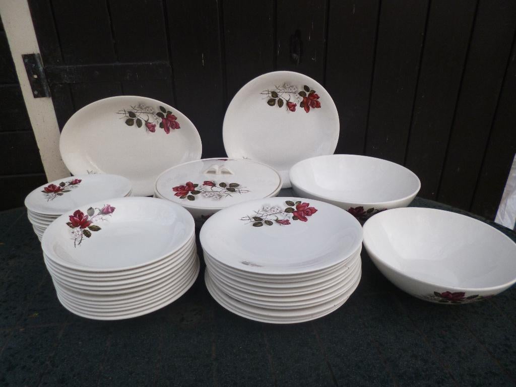 Dinerservies BOCH met rode roos en witte bloemetjes, Ophalen of Verzenden