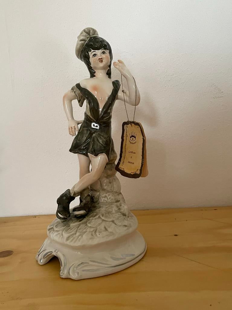 Capodimonte beeldje - Jongen met hoed en certificaat, Ophalen, Zo goed als nieuw, Mens