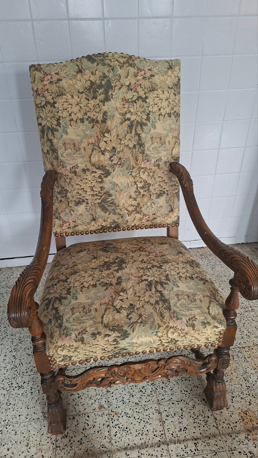 Antieke fauteuil  gedetailleerd houtsnijwerk en tapijtstof, Ophalen