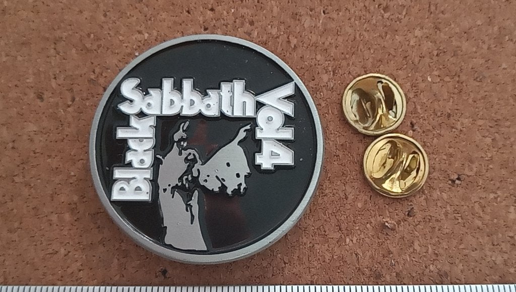 Black Sabbath vol 4 leuke nieuwe pin badge speld Ozzy, Ophalen of Verzenden, Nieuw, Overige typen
