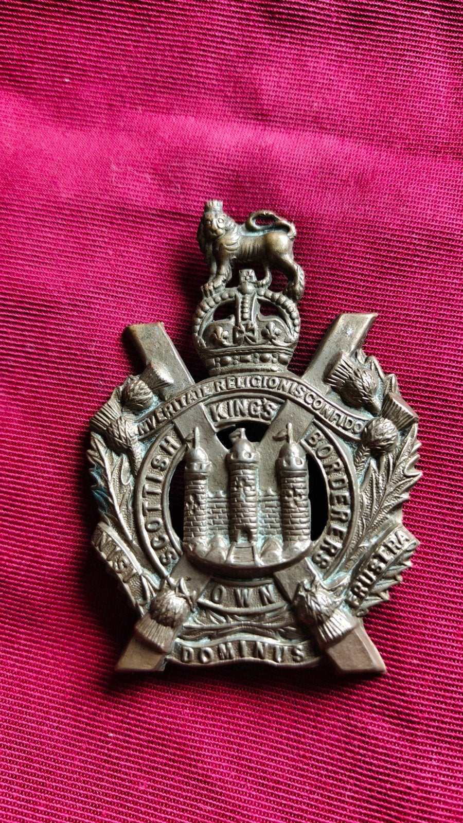 Originele WW2 capbadge 7th KOSB Airborne., Ophalen of Verzenden, Landmacht, Engeland, Embleem of Badge