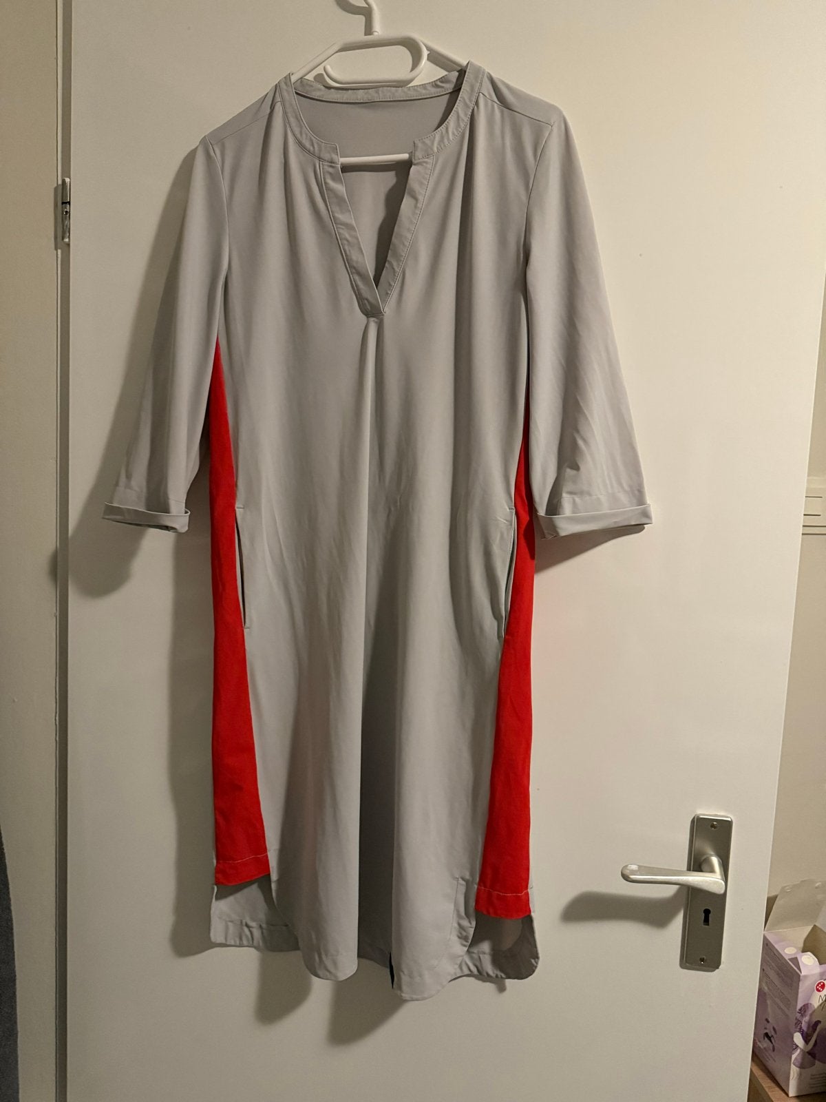 Penn & Ink NY Jurk Maat L - Grijs met Rode Details, Kleding | Dames, Jurken, Maat 42/44 (L), Ophalen of Verzenden, Knielengte