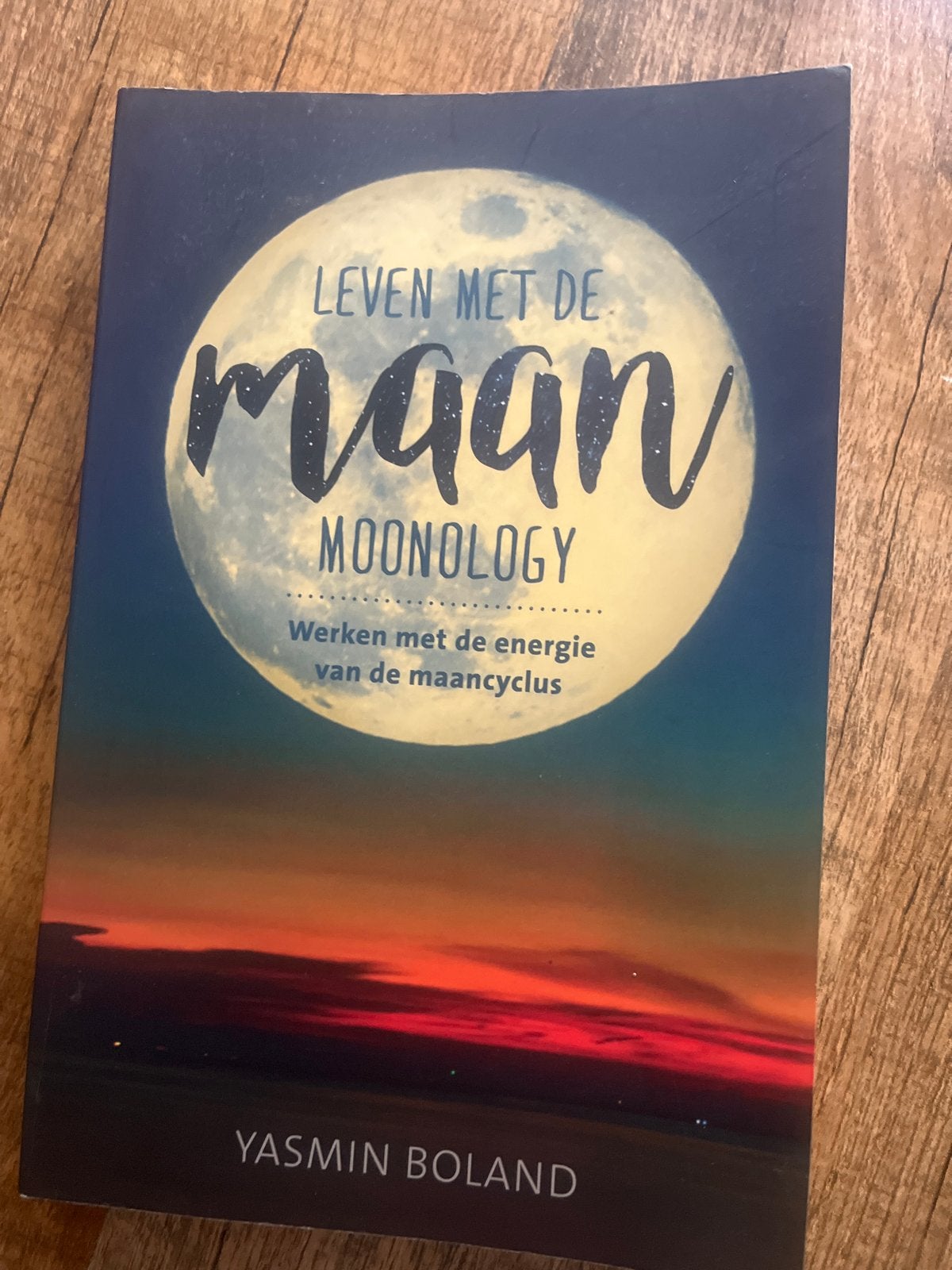 Leven met de Maan: Moonology - Yasmin Boland, Boeken, Ophalen of Verzenden, Zo goed als nieuw, Astrologie, Instructieboek