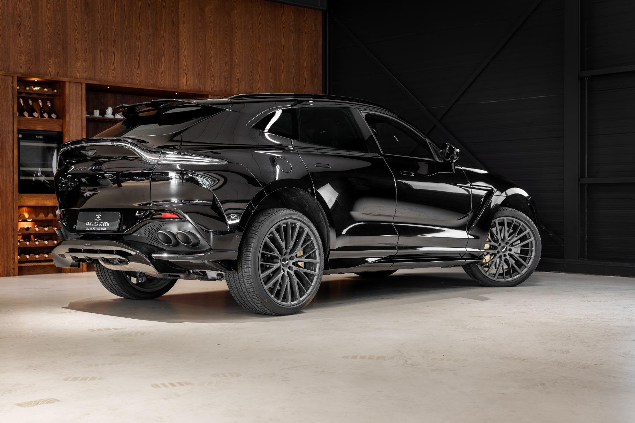 Aston Martin DBX 4.0 V8 707 NL Auto | Keramisch | Carbon l D, Auto's, Aston Martin, Zwart, Bedrijf, Vierwielaandrijving, 147 €/maand