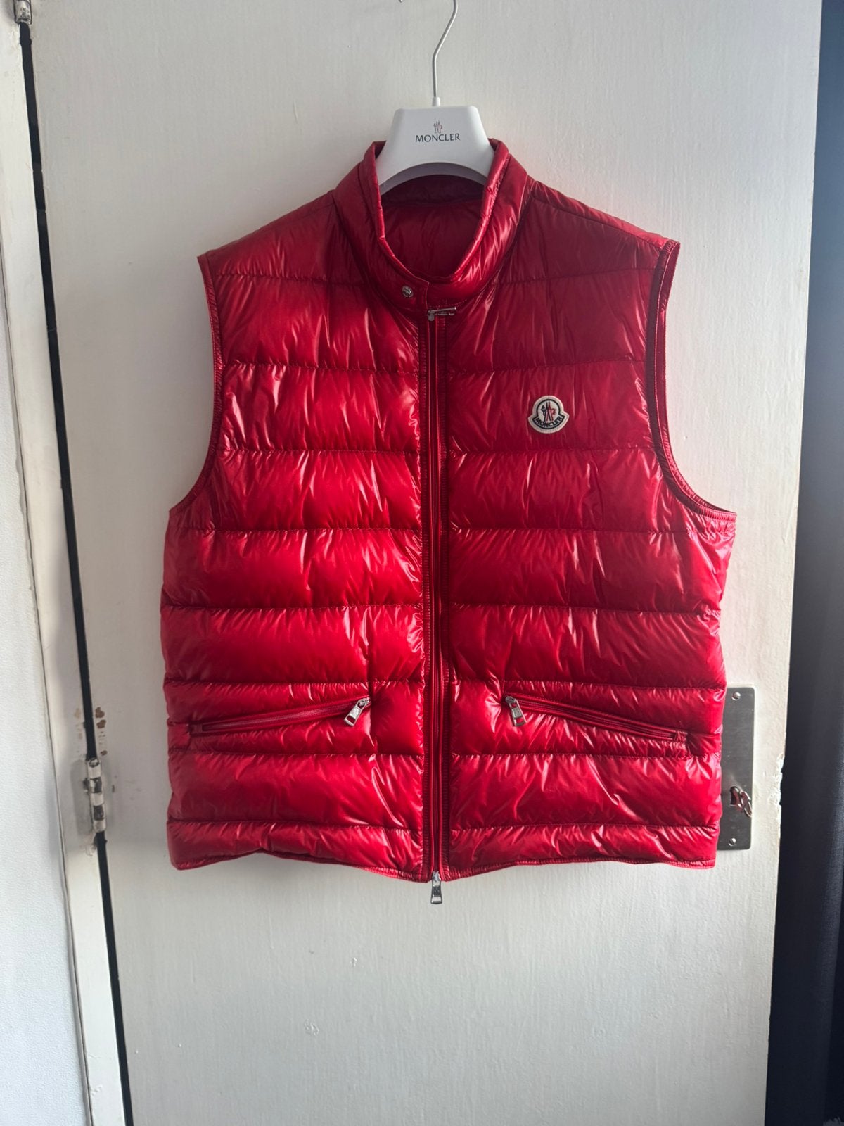 Moncler bodywarmer rood orgineel!, Ophalen, Zo goed als nieuw, Rood
