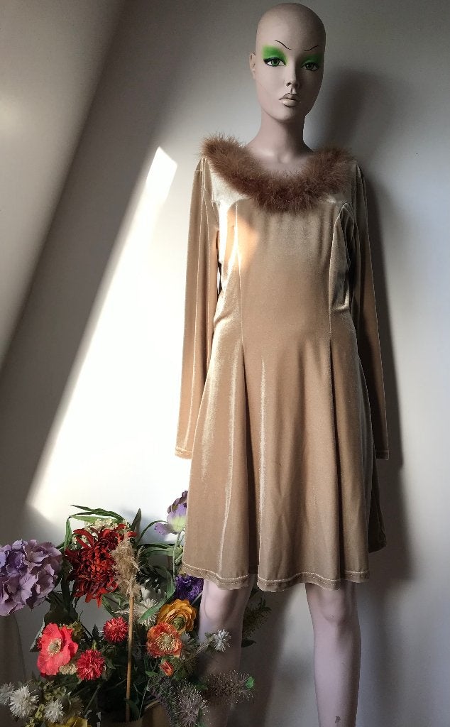 Jurk afgewerkt met boa rondom de halslijn PRESTIGE mt 2, Maat 38/40 (M), Beige, Prestige, Ophalen of Verzenden