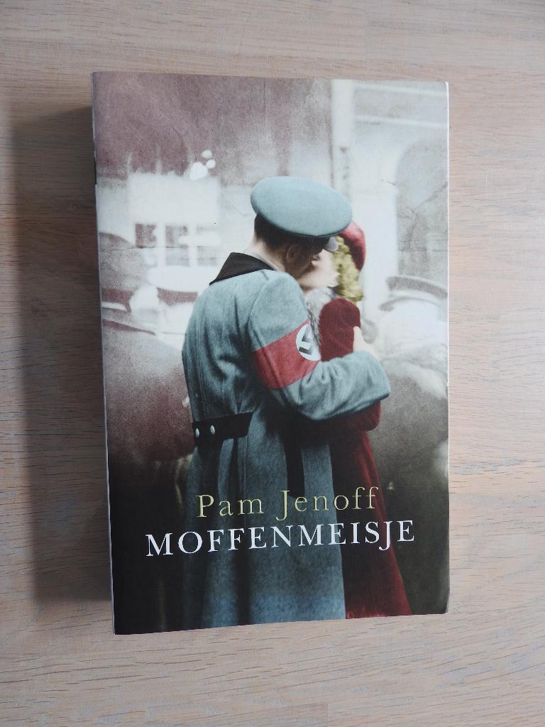 Pam Jenoff - Moffenmeisje - Krakau Getto, Boeken, Ophalen of Verzenden, Tweede Wereldoorlog, Zo goed als nieuw, Overige onderwerpen