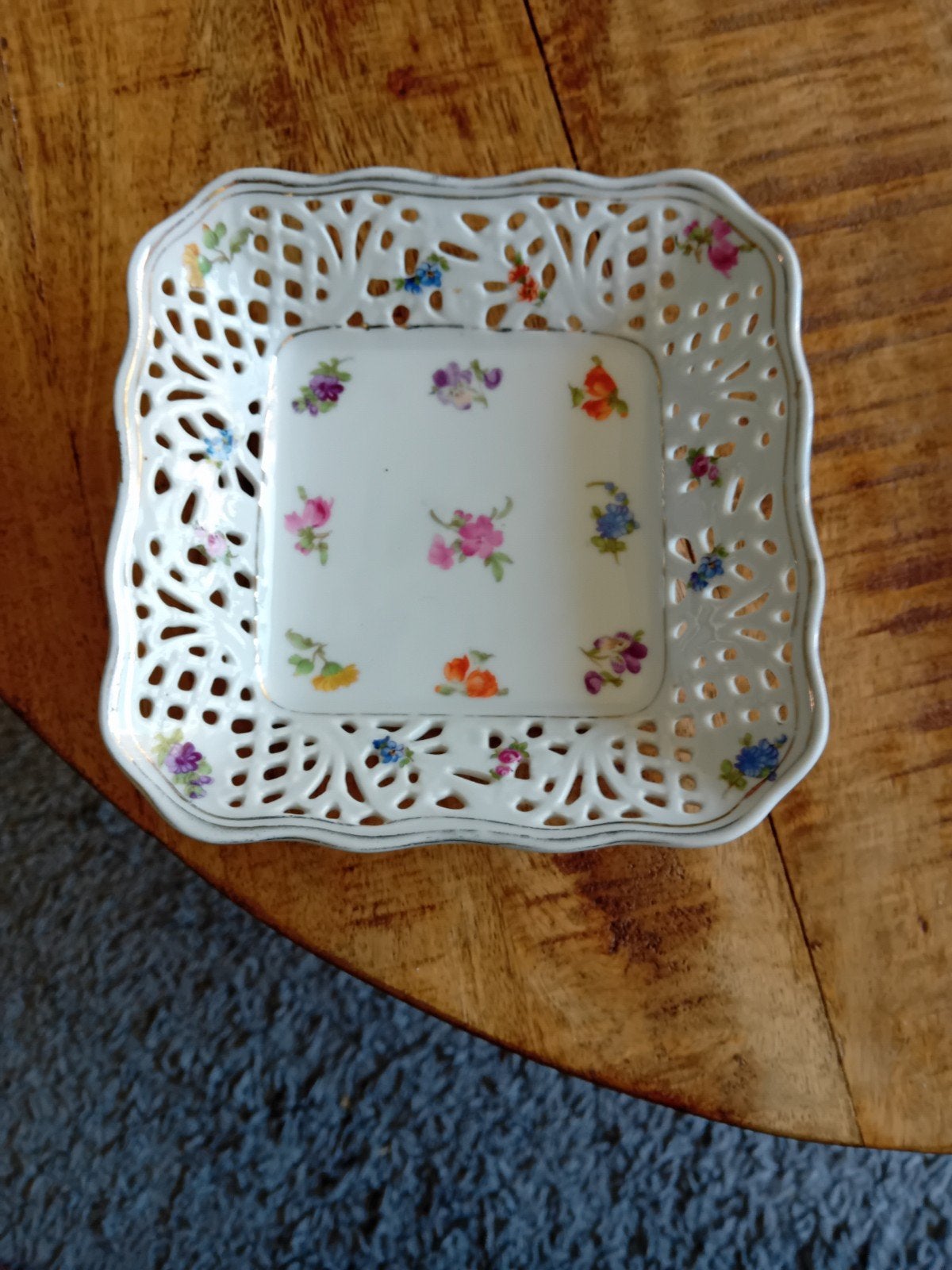 Antiek porseleinen schaaltje met bloemmotief, Antiek en Kunst, Ophalen