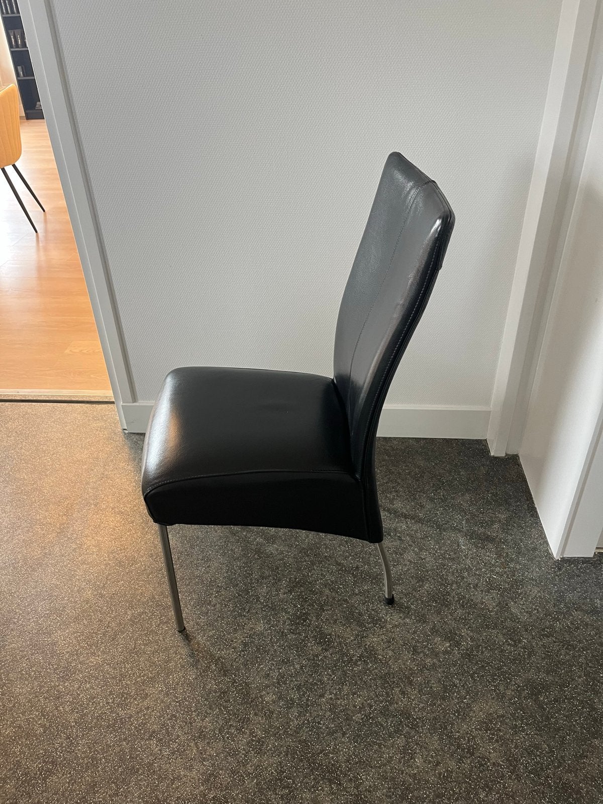 Gratis: 4 zwarte stoelen, Ophalen, Gebruikt, Zwart, Leer