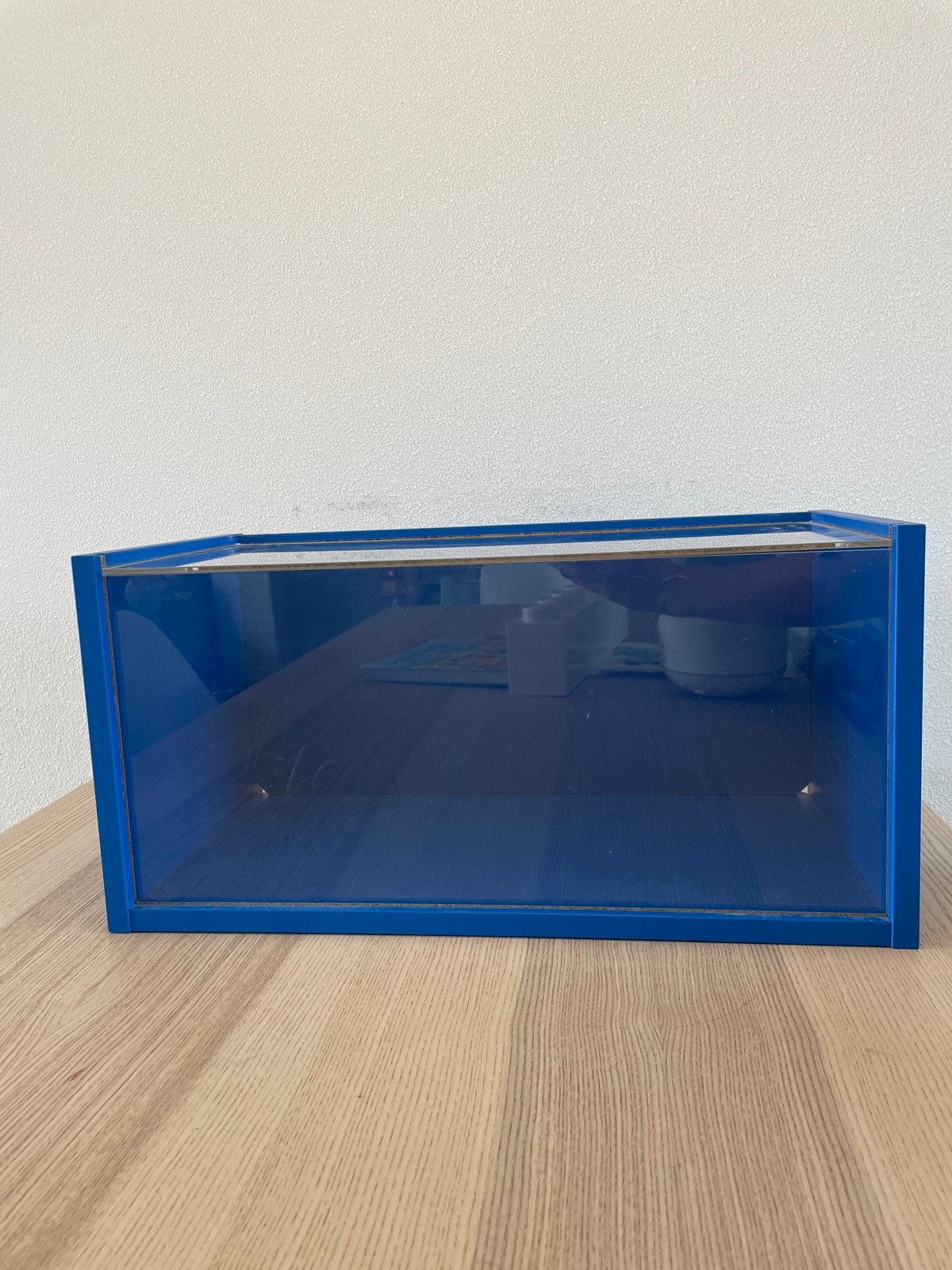 Ikea vitrinekast blauw, Huis en Inrichting, Kasten | Overige, Ophalen, Zo goed als nieuw