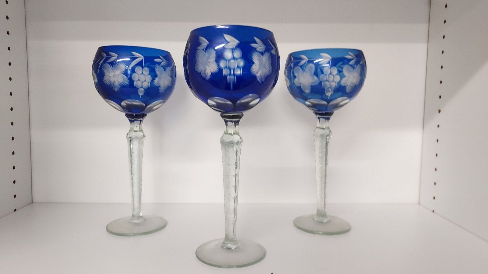 Set van 3 Blauwe Wijnglazen met Druivenmotief, Antiek en Kunst, Ophalen