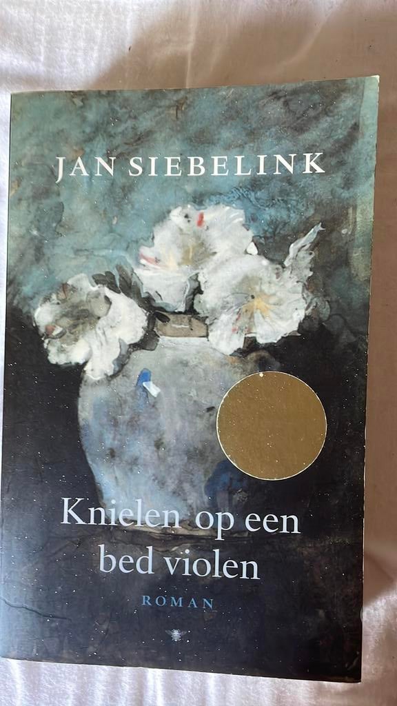 Jan Siebelink - Knielen op een bed violen, Ophalen of Verzenden, Zo goed als nieuw, Jan Siebelink