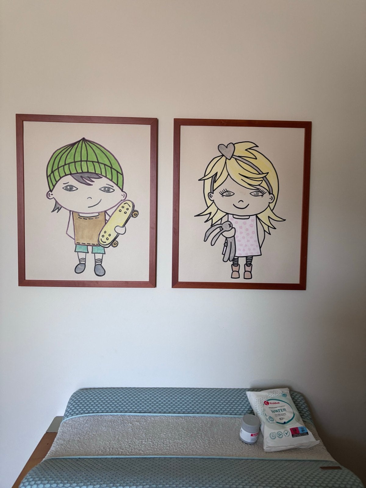 Commode met posterprint en schilderijtjes, Gebruikt, 50 tot 70 cm, 75 tot 100 cm, Commode