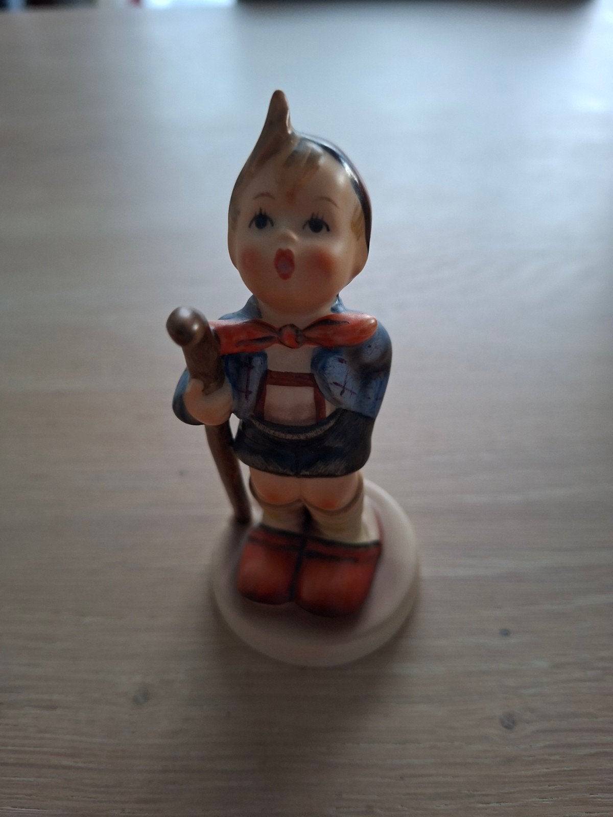 Hummel Goebel 76 2/0 beeldje jongen met stok, Ophalen of Verzenden, Nieuw