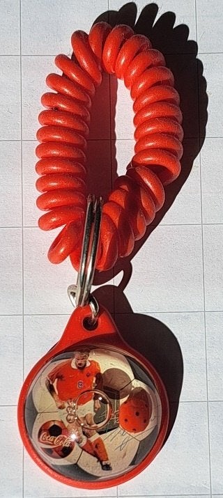 Coca-Cola Polsband met ring/plastic voetbal Dennis Bergkamp, Ophalen of Verzenden, Gebruikt, Gebruiksvoorwerp