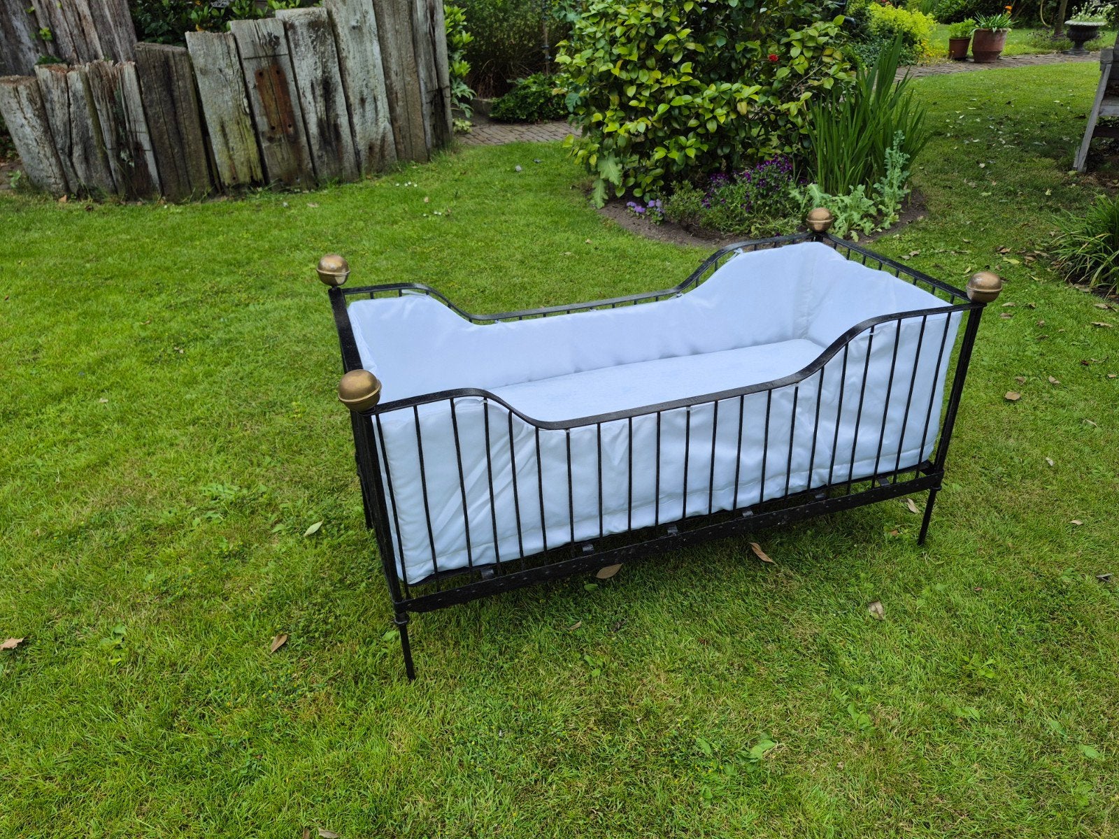 Antiek ijzeren wiegje, inclusief bekleding en matrasje., Ophalen, Gebruikt, Wieg