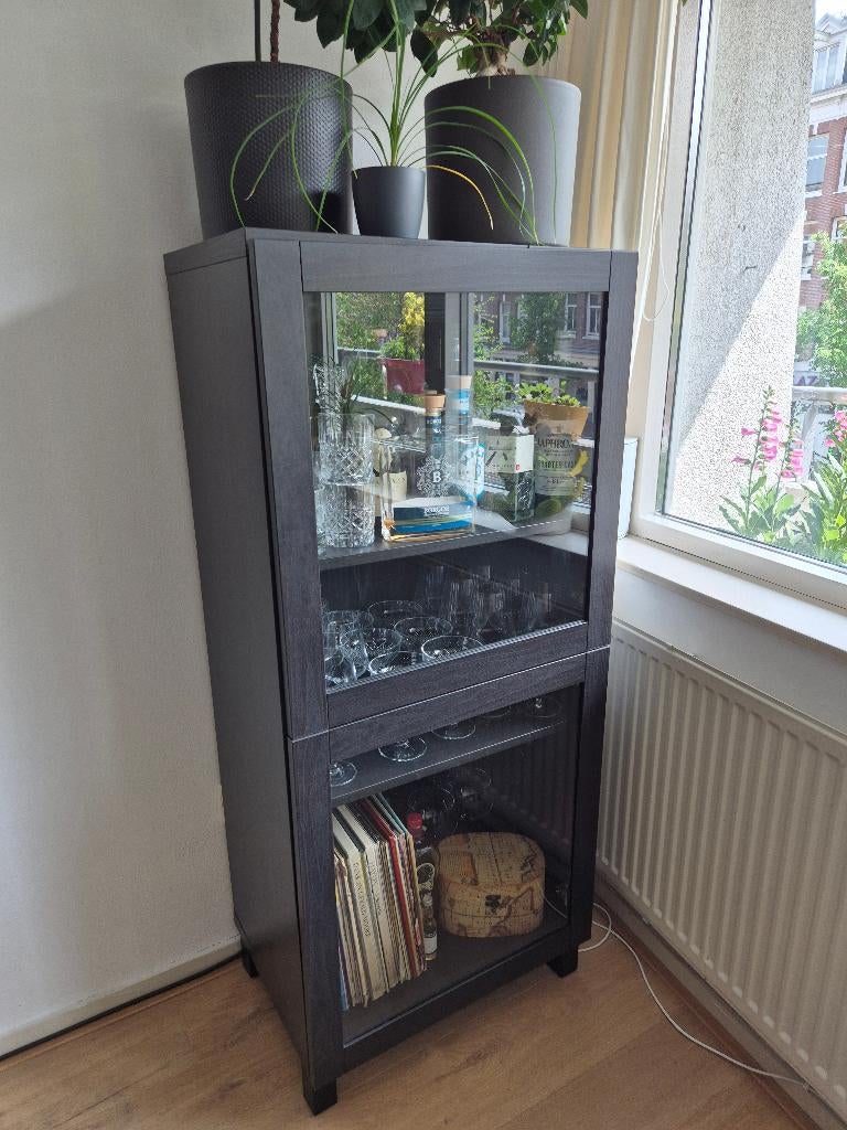 BESTÅ kast IKEA met twee vitrinedeuren, Ophalen, Zo goed als nieuw