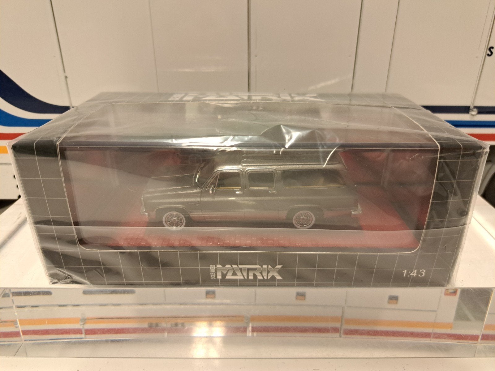 Matrix Scale Models Chevrolet Suburban Silver / Grey - 1981, Overige merken, Auto, Nieuw, Ophalen of Verzenden