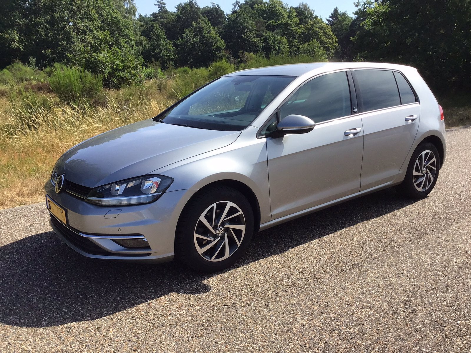 Volkswagen Golf 1.0 TSI 110pk 5D 2018 Grijs, Auto's, Voorwielaandrijving, Stof, Navigatiesysteem, Zwart