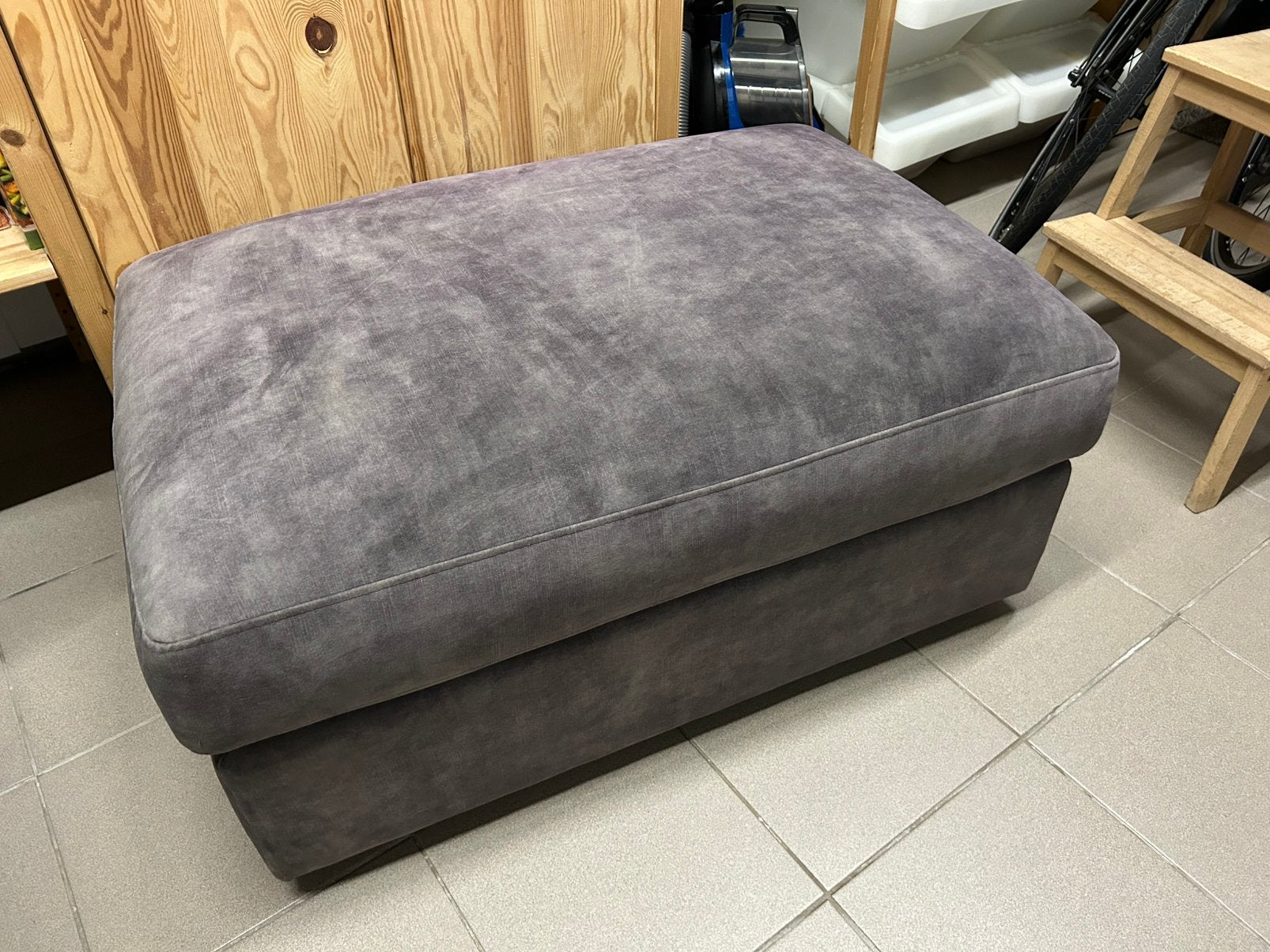 Leuke hocker met houten pootjes., Ophalen, Hout, Gebruikt, Rechthoekig