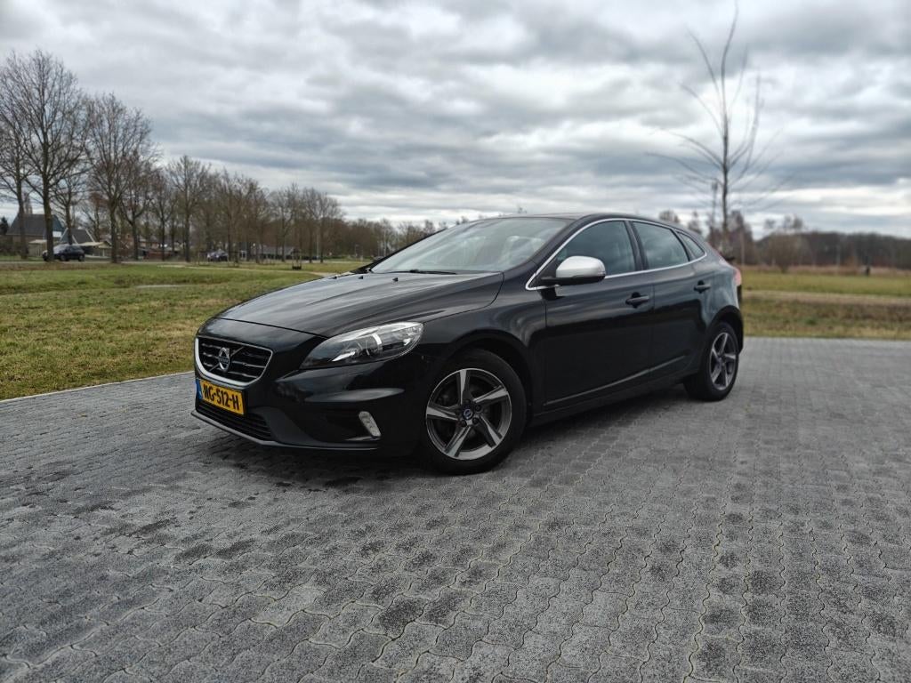Volvo V40 2.0 D2 120PK 2015 Zwart + Winterpack, Auto's, Volvo, Voorwielaandrijving, 4 cilinders, 1969 cc, Zwart