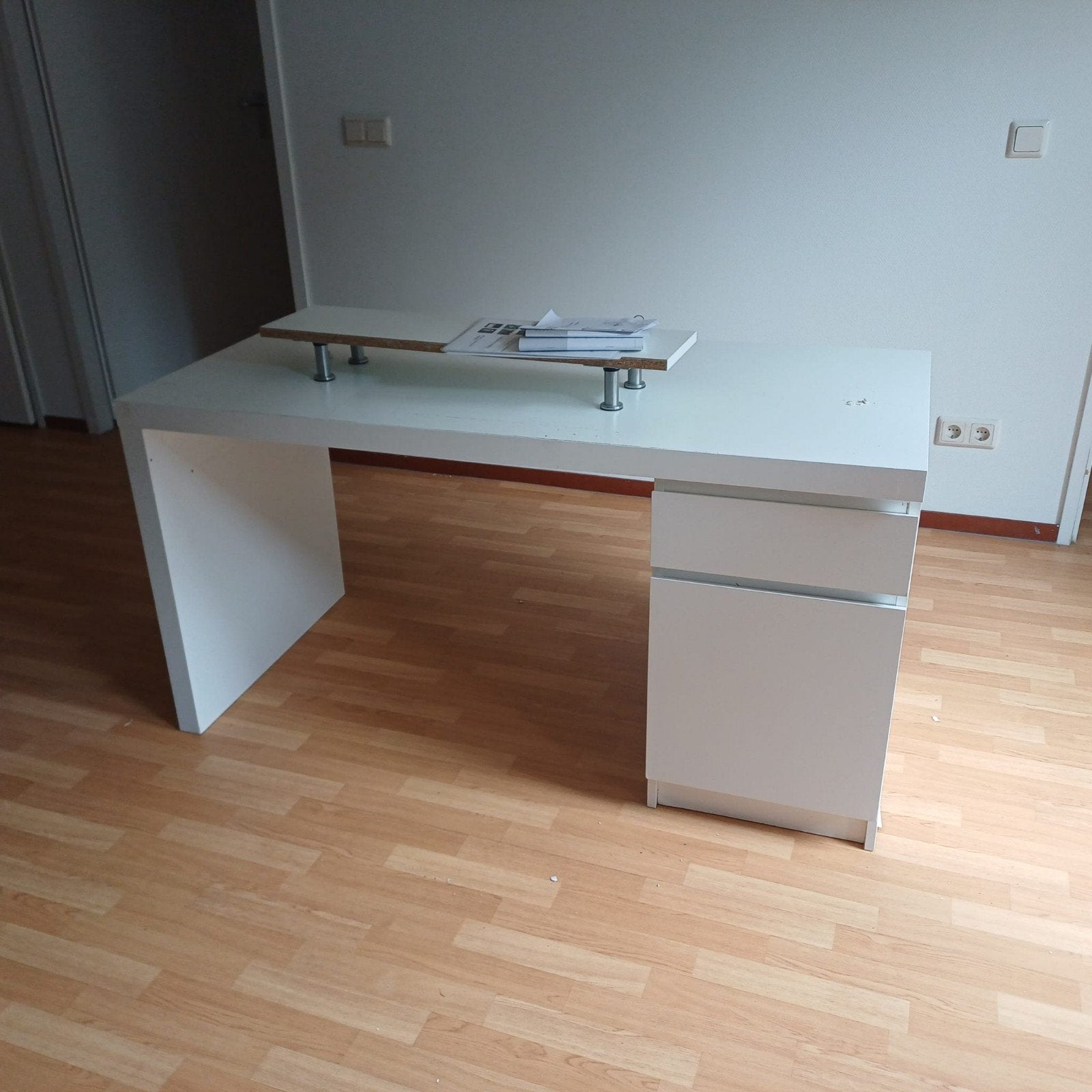 tweedehands computer bureau met monitor standaard, Ophalen, Gebruikt, Hout, Jysk