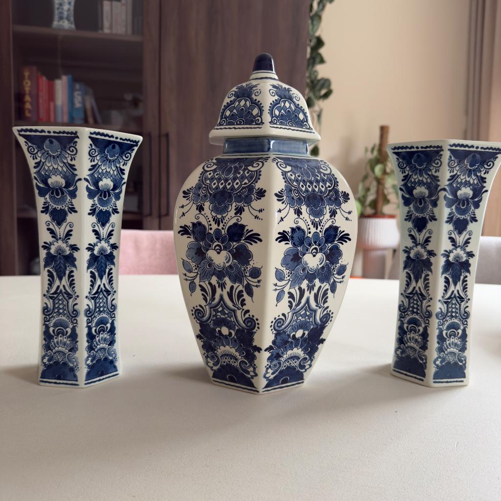 Blauw Delfts kaststel, dekselpot + 2 vazen – handbeschilderd, Ophalen