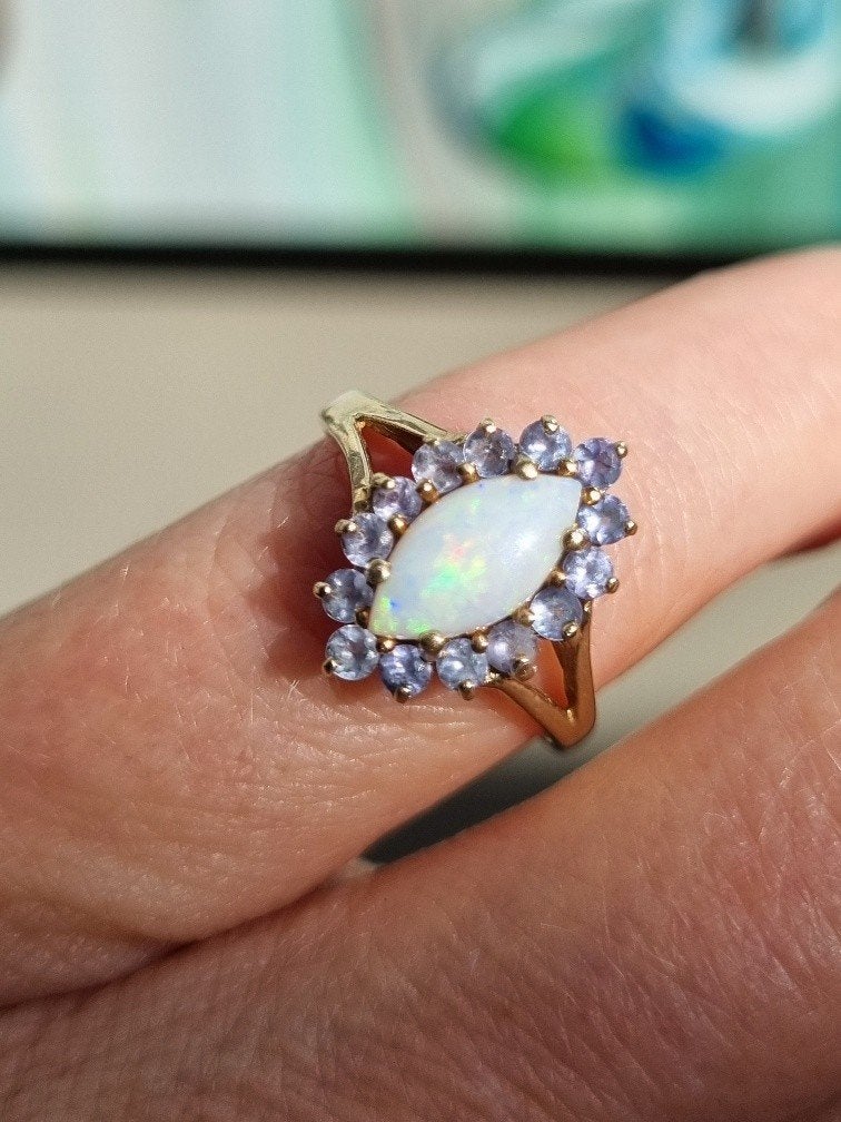 9k gouden ring met opaal en tanzaniet, Sieraden, Tassen en Uiterlijk, Ringen, Ophalen of Verzenden, Zo goed als nieuw, 17 tot 18