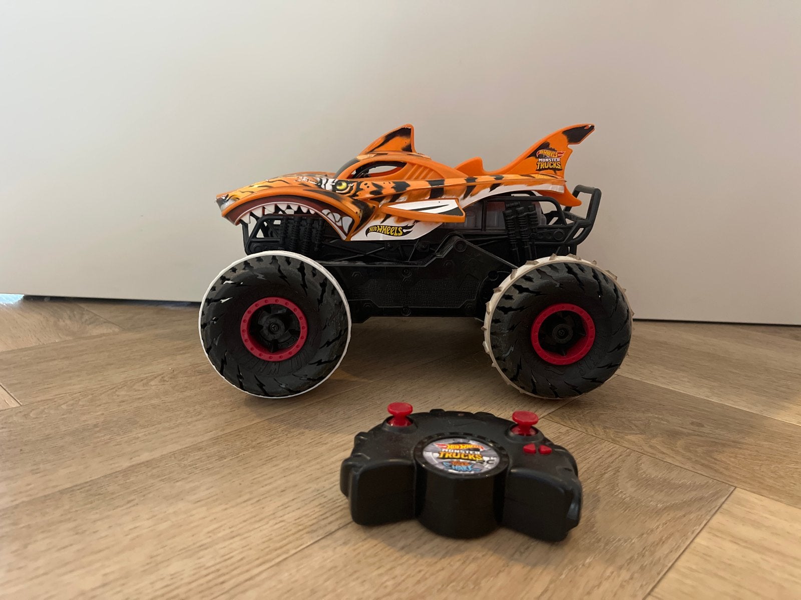 Hot Wheels Monster Trucks RC Tiger Shark, Gebruikt, Auto offroad, RTR (Ready to Run), Overige schalen