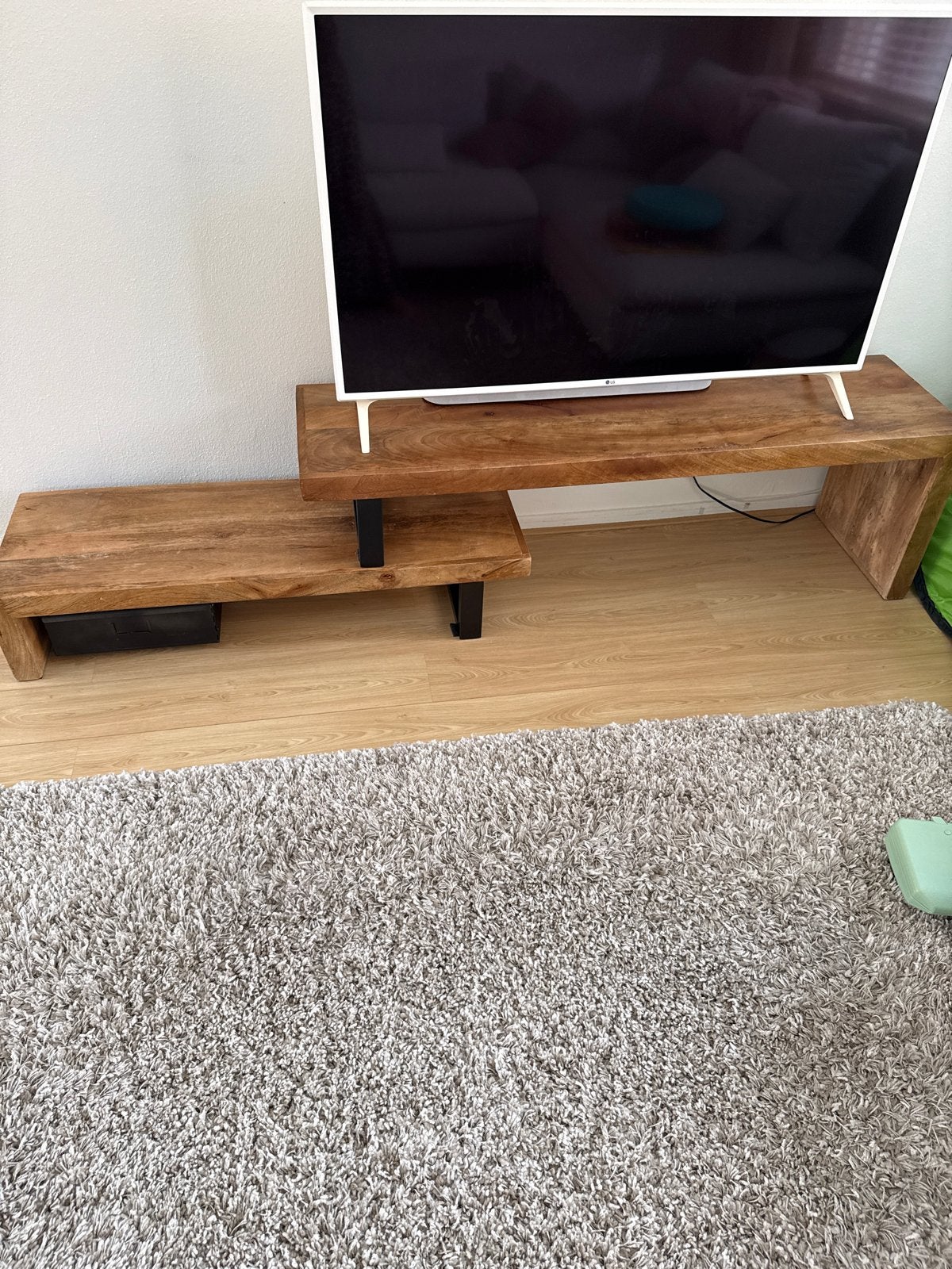 Uitschuifbaar TV meubel mango hout met zwart stalen frame, Huis en Inrichting, Kasten | Televisiemeubels, Ophalen, Gebruikt, 150 tot 200 cm