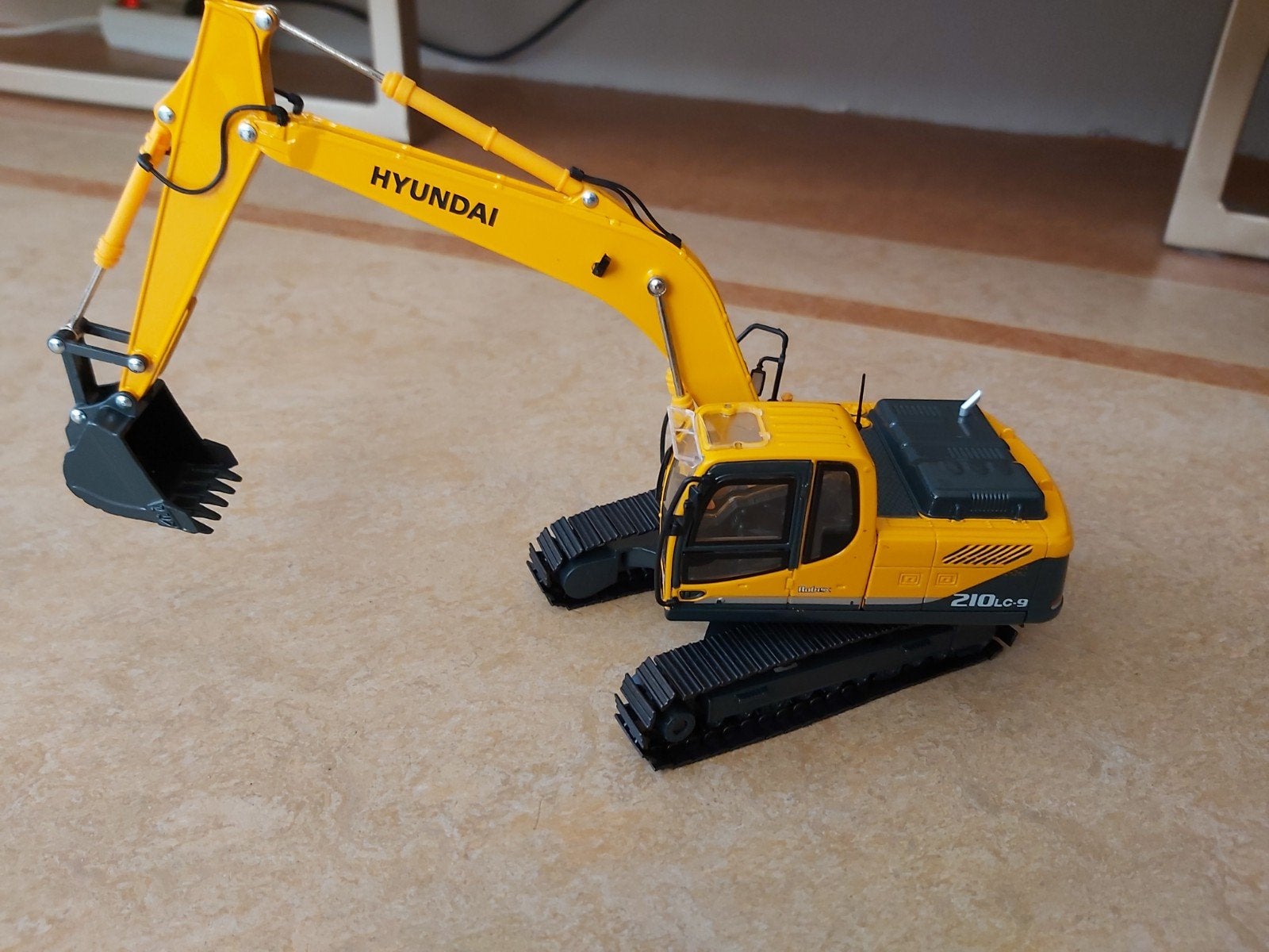 Hyundai ROBEX R210LC-9 hydr. rupsgraafmachine 1/40 in de OVP, Ophalen of Verzenden, Nieuw, Overige typen