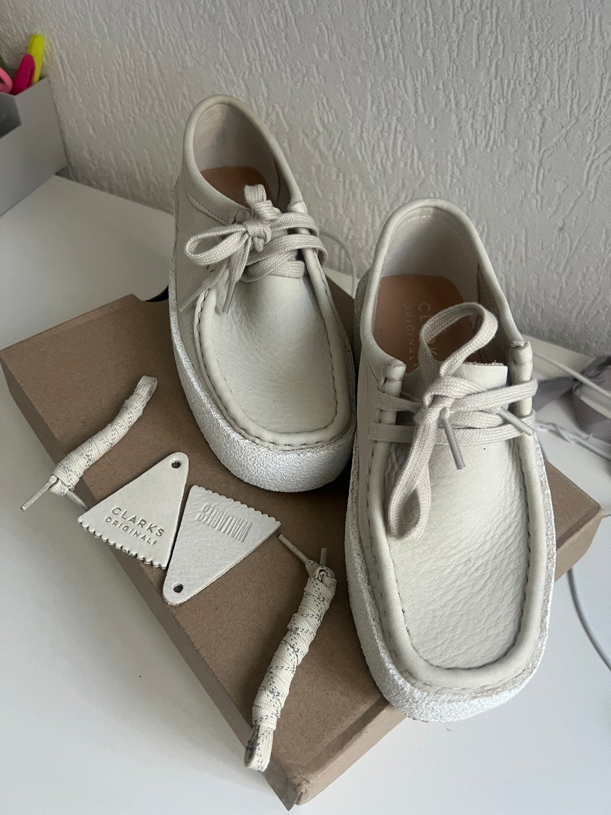 Nieuwe Clarks Originals Wallabee White Nubuck - Maat 36,5, Ophalen, Nieuw, Instappers, Beige
