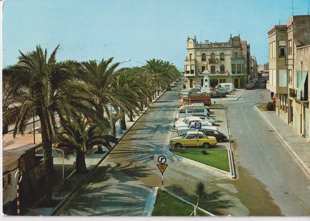 Spanje, Vinaroz met auto's BMW 2002 , Citroen DS, Ophalen of Verzenden, 1960 tot 1980, Gelopen, Spanje