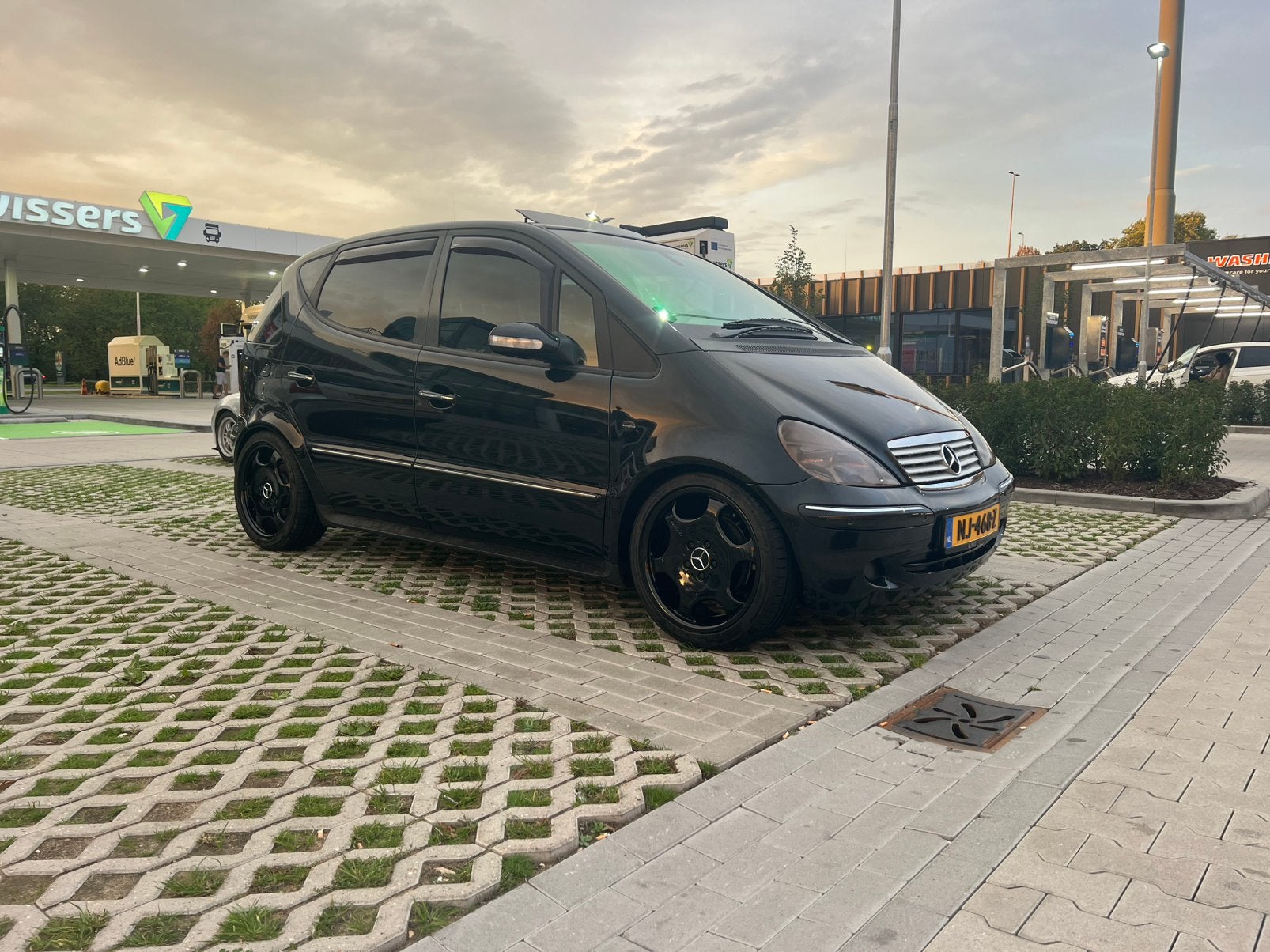 Mercedes A KLASSE 190 AUTOMAAT ZWART OPEN DAK PDC CARPLAY, Dealer onderhouden, 125 pk, Leder en Stof, Grijs